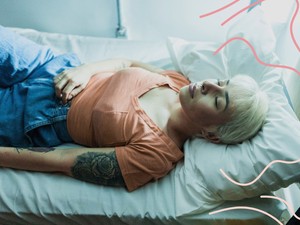 Súlyos károkat okozhat az agyban ez az alvópóz: hacsak lehet, kerüld el, hogy így alszol el