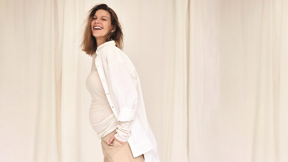 Weisz Fanni megmutatta újszülött csemetéjét a nagyvilágnak - Felső és nadrág: RESERVED, Ing: MASSIMO DUTTI, Fülbevaló: SWAROVSKI