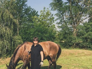 Laza programhoz is elegánsan! László Edina ma talpig feketében kapcsolódik ki