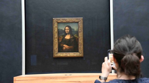 Tortát dobott egy férfi a Mona Lisára a Louvre-ban