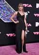 Taylor Swift Versacéban a 2023-as MTV VMA vörös szőnyegén