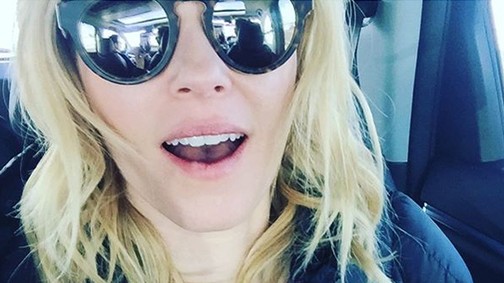 1 millió követője lett az Instagramon, örömében a melleit markolássza a színésznő