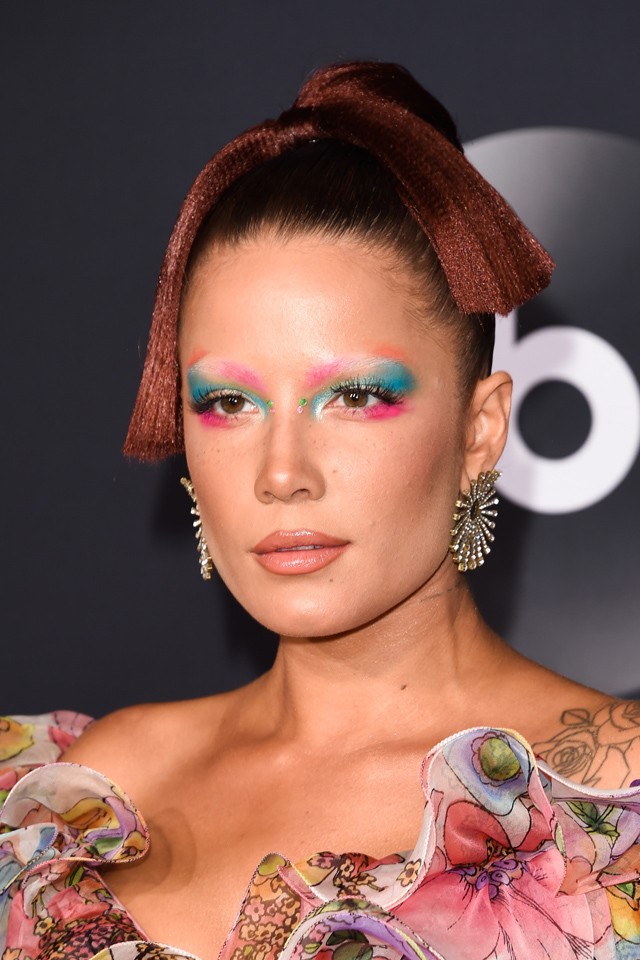 Halsey nagyon különleges sminket viselt a vörös szőnyegen, a hajába tűzött vörös tincsek is nagyot dobtak az összhatáson.