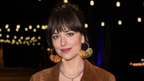 A szezon kedvenc ruhájában ropta a táncot Dakota Johnson a filmfesztiválon