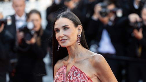 A 61 éves Demi Moore csak úgy ragyog, hatalmas dekoltázzsal hódít