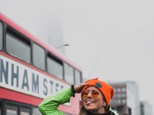 Az extrém színek dominálnak ma Andi öltözékében