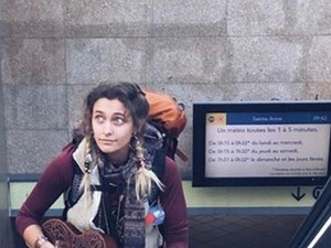 Paris Jackson hátizsákkal járja Franciaországot és ukulelén játszik közben!