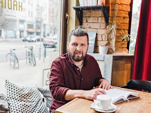 Élőké az elsőbbség - interjú a költő Peer Krisztiánnal