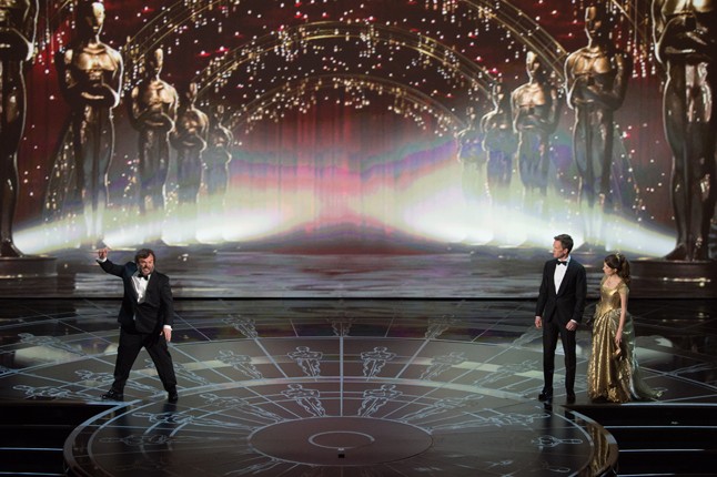 És persze emlékezetes előadást láthattunk tőle. Itt például Jack Blackkel és Anna Kendrickkel áll a színpadon, a műsor nyitóján.