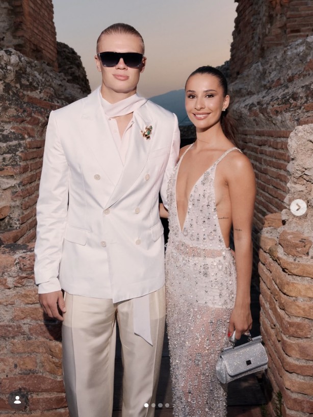 A márka idei, szicíliai fashion show-ján ismét magára vonzotta a tekinteteket: egy krémszínű selyem-szatén nadrágot viselt fehér zakóval, amit egy drágakövekkel kirakott, béka formájú brossal tett igazán egyedivé.   