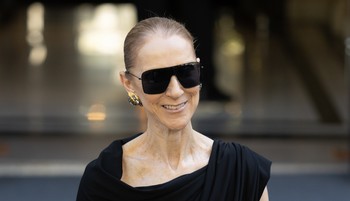 Celine Dion élete legszebb ruhájában tündökölt, mintha ráöntötték volna a Chanel kreációt