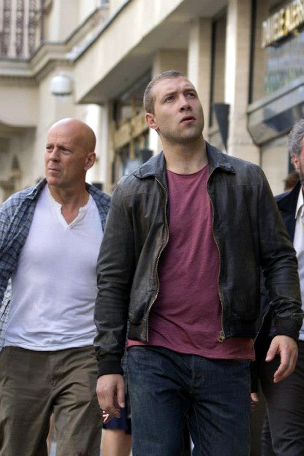 A bőrdzsekit a film egyik főszereplője, a Buruce Willis fiát alakító Jai Courtney viseli a filmben