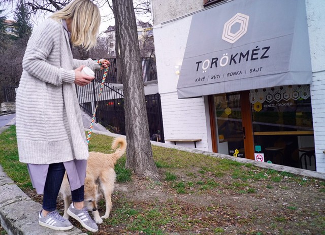 Cakó Kinga kedvenc kávézójában kezdte a napot kutyusával