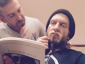 A te pasidnak van már bajsza?!