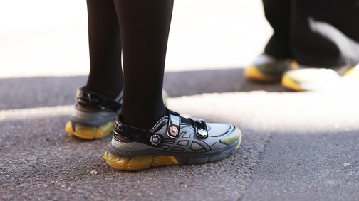 Dobj el mindent: megérkezett a Mary Jane sneaker, és nem véletlenül hódította meg a 2025-ös cipő trendeket