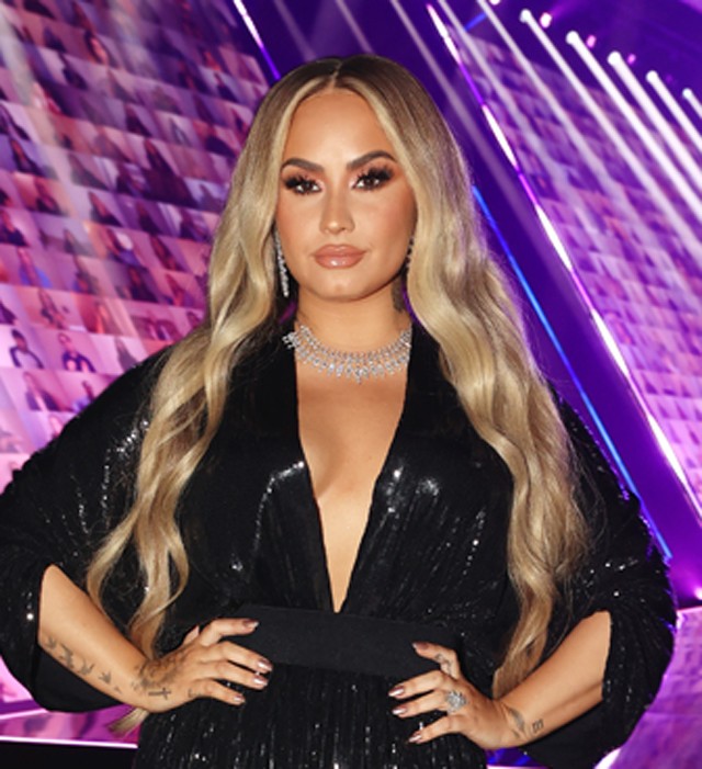 Demi Lovato ebben a szettben úgy néz ki mintha a Kardashian család tagja lenne