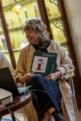 A Magyar Divat & Design Ügynökség célja, hogy a BDW 2025 mindenki számára elérhető kulturális élmény legyen. Dr. Horváth Judit, az Iparművészeti Múzeum Kortárs Design Gyűjteményének vezetője is a Budapest Design Week egyik szakértője