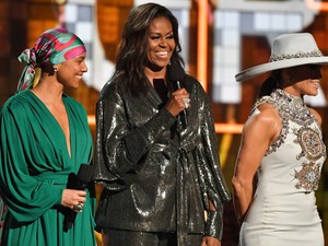 A legnagyobb meglepetés: Michelle Obama dívákkal együtt lépett színpadra a Grammy-n