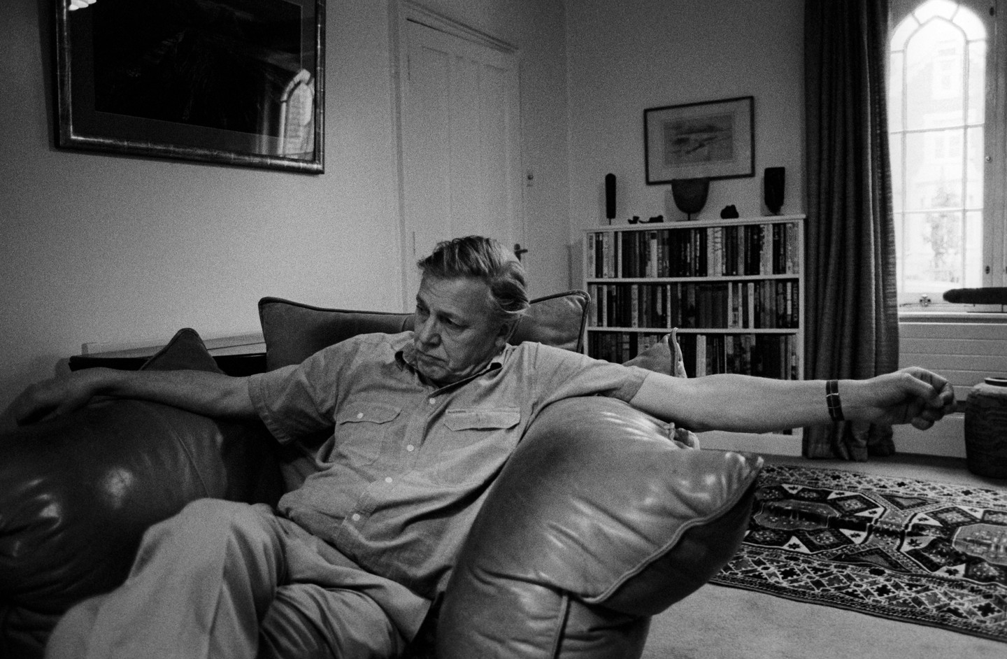 Sir David Attenborough éppen londoni otthonában nézi Az élet próbái című sorozat gyilkos bálnákról szóló jeleneteit 1990-ben