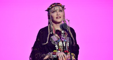 Leesett az állunk: a 66 éves Madonna irreálisan tükörsima arcbőrt villantott legfrissebb fotóin