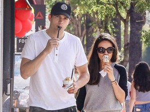 CUKIRIADÓ: Mila Kunis és Ashton Kutcher családi fagyizása