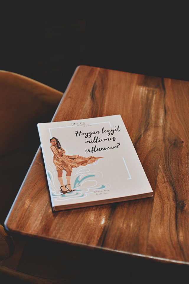 Az influenszerek különös világáról írt könyvet Festy, a legismertebb divatblogger