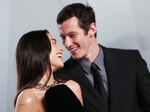 Kiderült: háromnapos esküvőn kel egybe Dua Lipa és Callum Turner, a nagy nap mindjárt itt van