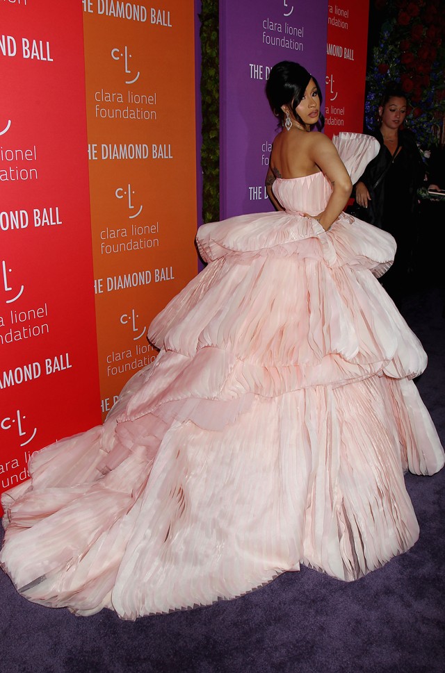 Cardi B ruhája akkora volt, hogy alig fért el a vörös szőnyegen