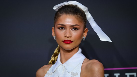 Zendaya bemutatta a világ legapróbb felsőjét   