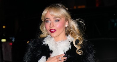 Meztelenruhát villantott Sabrina Carpenter, egyszerűen mesésen fest az énekesnő