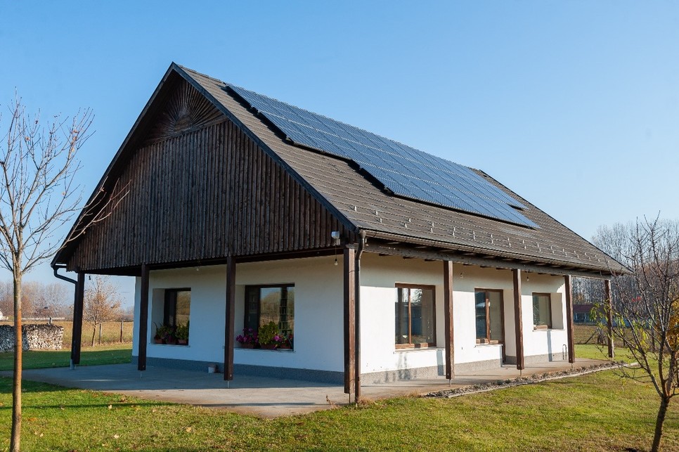 A szalmabálával hőszigetelt vályogfalú épület napelemek révén több energiát termel, mint amennyit fogyaszt (Gerendaházak magazin, 2022/1). Építész: Medgyasszay Péter,  fotó: Sebestyén István