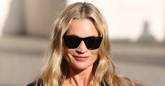 Így néz ki az 52 éves Kate Moss bikiniben, smink és filterek nélkül, teljesen természetesen