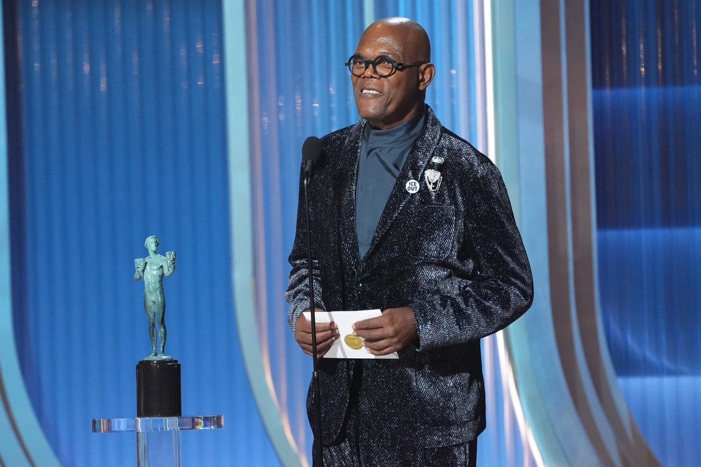 A 77 éves Samuel L. Jackson ma már minden idők egyik legnagyobb színésze, de viszonylag ismeretlen névnek számított Hollywoodban, amikor a Jurassic Parkban Ray Arnoldot, a park főmérnökét alakította. Karakterét végül egy raptor ölte meg, miközben megpróbálta helyreállítani az áramellátást a vidámparkban. 