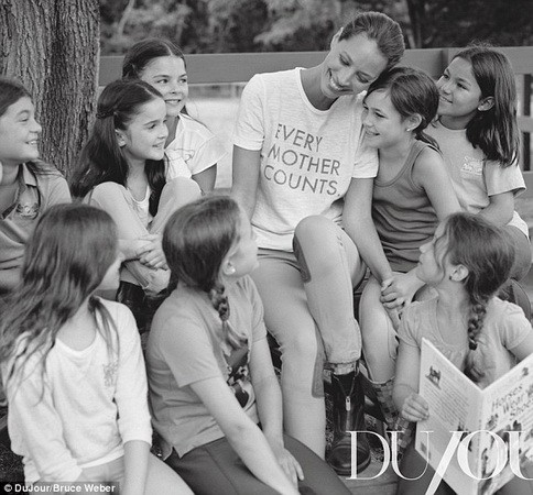 Christy Turlington az Every Mother Counts, azaz a Minden Anya Számít alapítója, és célja a leendő anyukák támogatása és tájékoztatása.