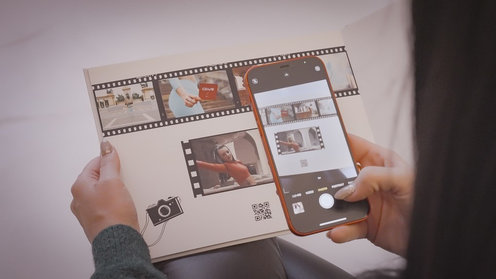 QR-kódokat helyezett el a könyvben, hogy ne maradjanak ki a videók sem