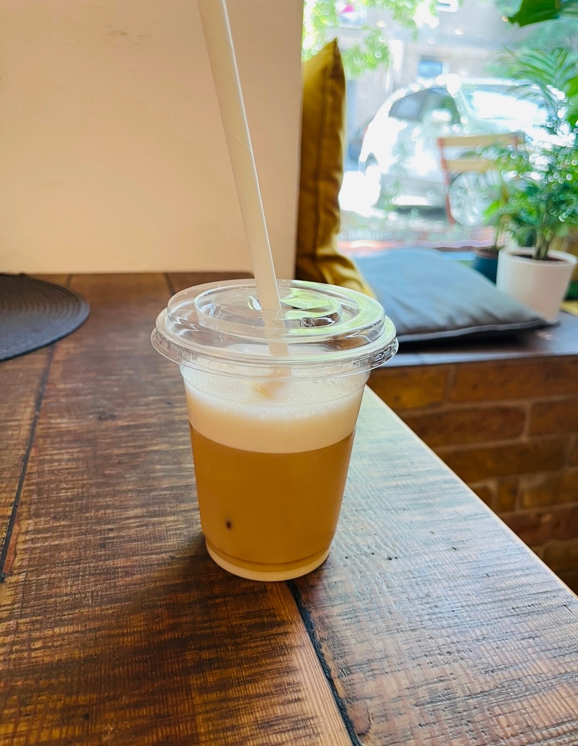 1200 Ft-ot fizettem az egyik - egyébként nagyon jó - budapesti (tizenkettedik kerület) pékség jegeskávéjáért, aminek az volt az egyetlen pozitívuma, hogy növényi italból készült. Az indokolatlanul sok jég hamar felhígította és gyakorlatilag élvezhetetlenné tette a jegeskávét, amit talán megmenthetett volna némi vaníliafagyi, ami sajnos elmaradt. Igazi nagybetűs - és egyébként méregdrága - csalódás volt.