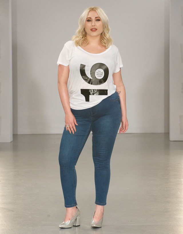 Hayley Hasselhoff a londoni divathéten a kifutón 2017-ben