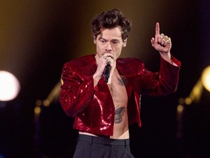 llyet még nem láttunk: Harry Styles leállította a koncertjét, mert egy terhes nőnek pisilnie kellett