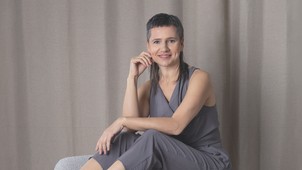 A kortárs táncelőadásoknál nagyjából megszoktuk a színpadi meztelenséget, de ebben a sorozatban a néző is felvállalja a maga meztelenségét