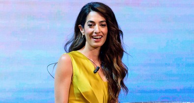 George Clooney felesége a világ legapróbb szoknyájában tündököl: Amal Clooney ritkán mutat magából ennyit