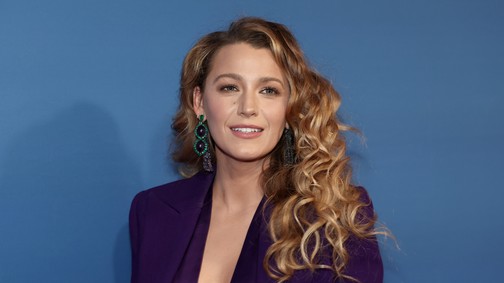 Blake Lively kirobbanó formában, villantós szettben mutatja be, mi a szezon legmenőbb színe