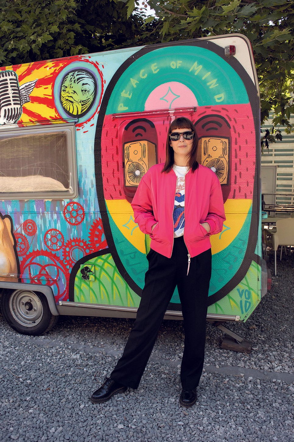 Molnár Csilla a zenekar indulása a Halott Pénz menedzsere. Bomberdzseki VAN GRAAF, Póló H&M, Nadrág C&A, Cipő DR MARTENS