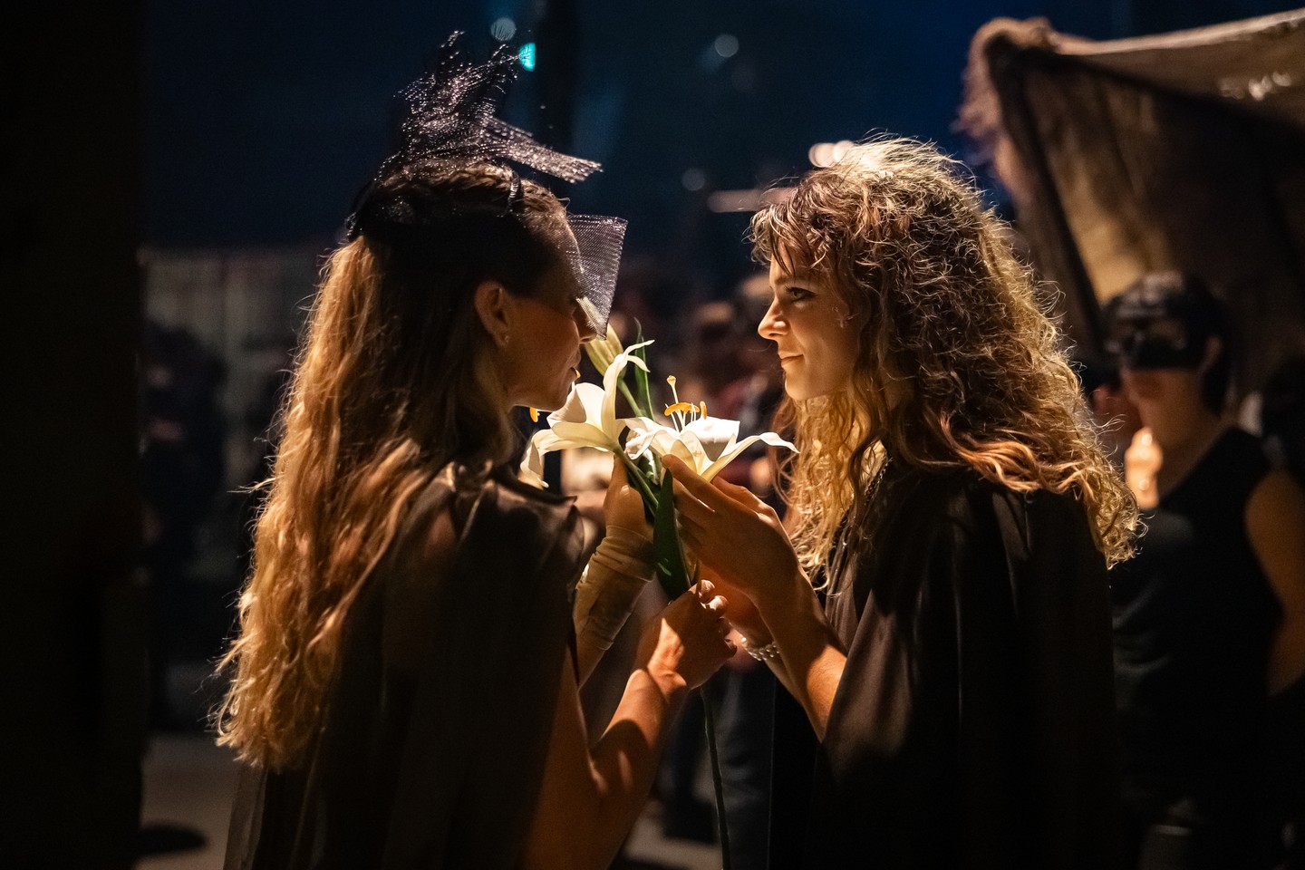 A Millenáris brutalista tereiben a Recirquel életre kelti Dido és Aeneas mitikus szerelmét – cirkusz, tánc és rituálé határán