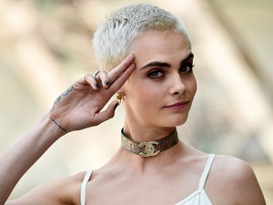 Cara Delevingne egy majommal az arcán új szintre emelte az inkognitó fogalmát
