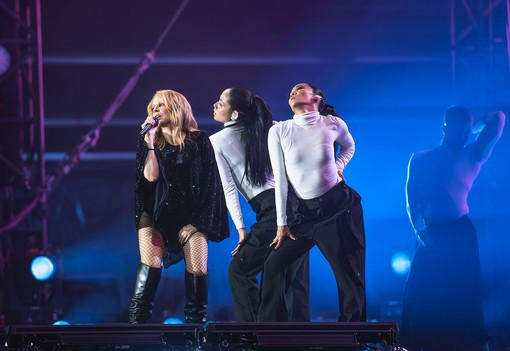 Tíz év után visszatért Kylie Minogue Budapestre, és nem is akárhogyan nyitotta meg a Szigetet