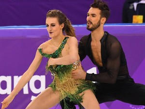 Ezt a ruhát nagyon elszabták: óriási mellvillantás a jégen!