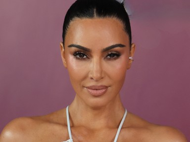 Csak egy kis csipke borította Kim Kardashian testét, merész szettben lépett utcára