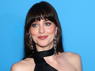 Dakota Johnson a világ legapróbb bikinijében robbantja be a nyarat: elképesztő formában van a színésznő