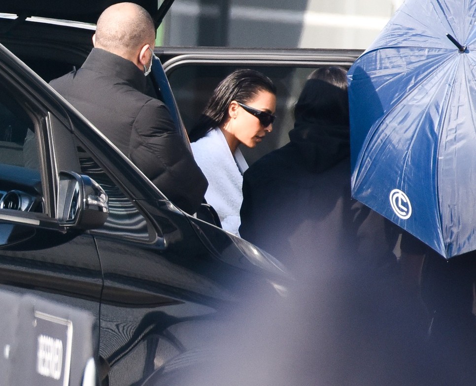 Kim Kardashian szettjét könnyen lekoppinthatod, csupán néhány méter ragasztószalagra lesz szükséged