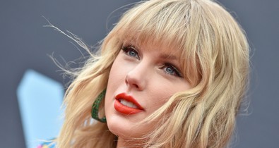 Taylor Swift vagány Max Mara öltönyben ünnepelte saját rendezését a filmfesztiválon